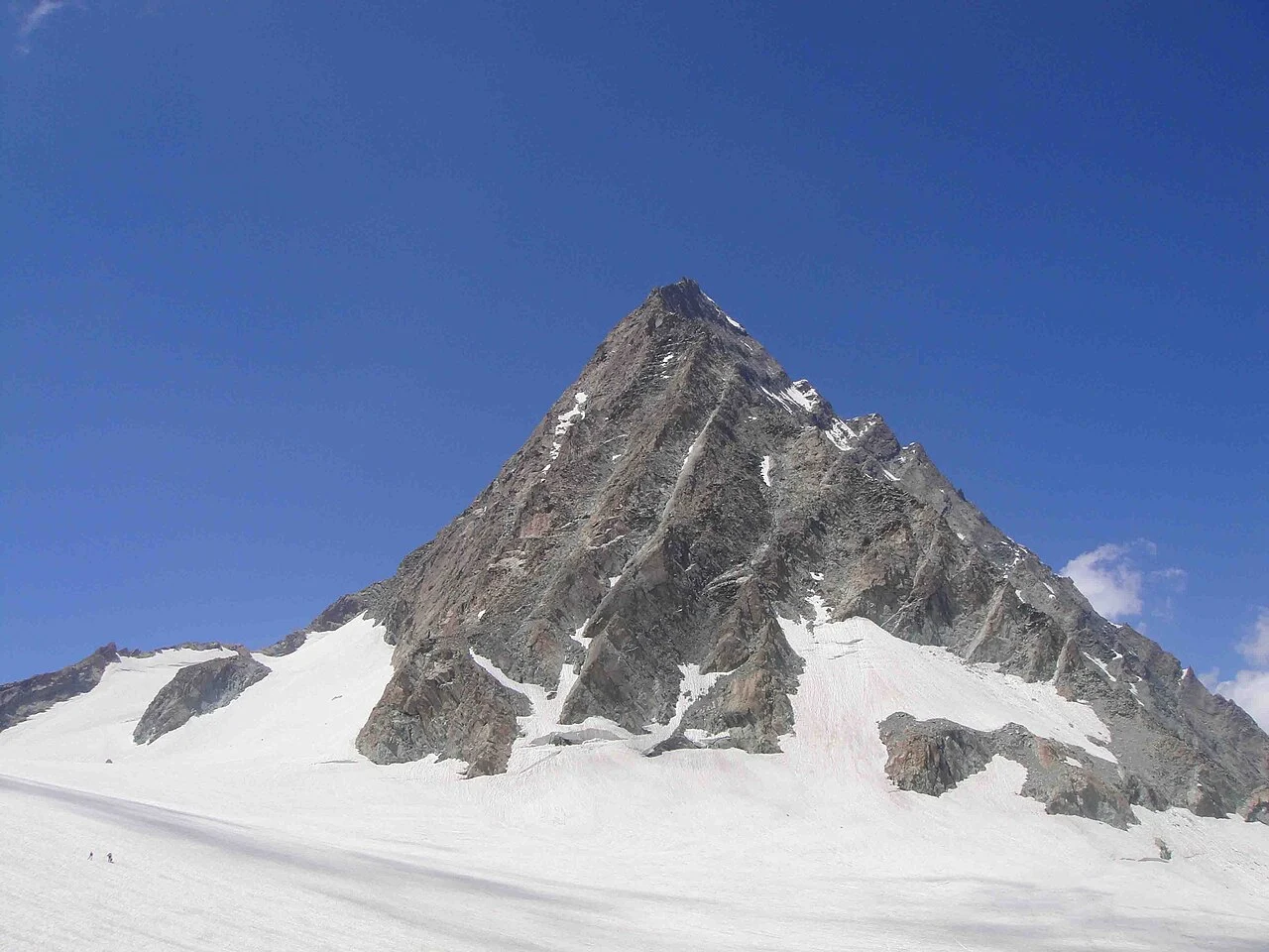 Kolahoi peak above its snowfield